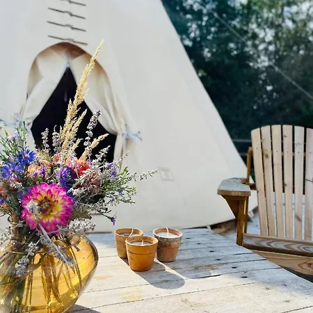 Luksusowy namiot Comfort Tipi Marie, Tipi Bo Deluxe & Tent Nicolai - 'glamping In Stijl'